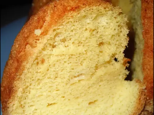 Gros plan sur une tranche de chiffon cake, texture aérienne et dorée. Une recette facile pour un dessert léger.