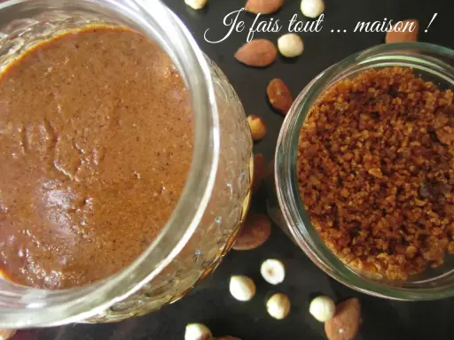 Deux pots de praliné maison, l'un crémeux, l'autre concassé, entourés d'amandes et de noisettes. La conservation est assurée !