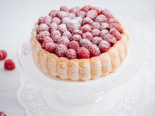 Charlotte aux framboises et mascarpone, une recette sans gélatine pour un dessert léger et fruité.