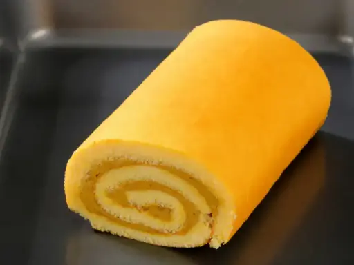 Une bûche roulée, prête à être dégustée. Apprenez comment rouler une bûche pour un dessert parfait.