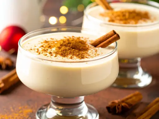 Délicieuse mousse speculoos crémeuse, saupoudrée de cannelle et garnie d'un bâtonnet. Parfait pour les fêtes.