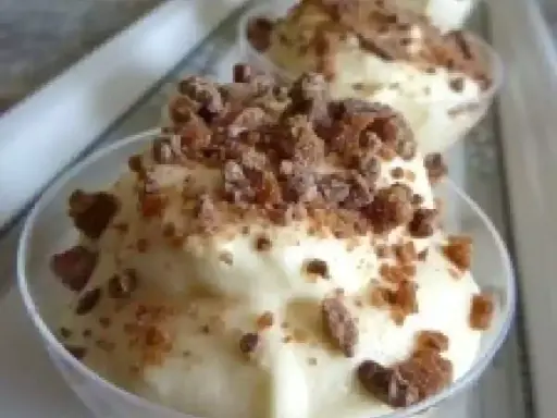 Délicieux tiramisu daim, crémeux et garni de morceaux croquants de chocolat et de caramel. Un vrai délice !