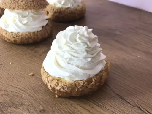 Choux garnis de chantilly mascarpone onctueuse, un délice qui rappelle le Nutella.