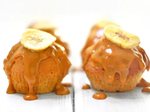 Délicieux muffin banane caramel, nappé de sauce onctueuse et garni d'une tranche de banane séchée.