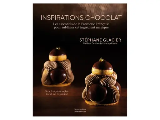 Deux magnifiques créations de pâtisserie française, inspirées par l'art de l'opera patisserie, ornées de chocolat et de dorures.