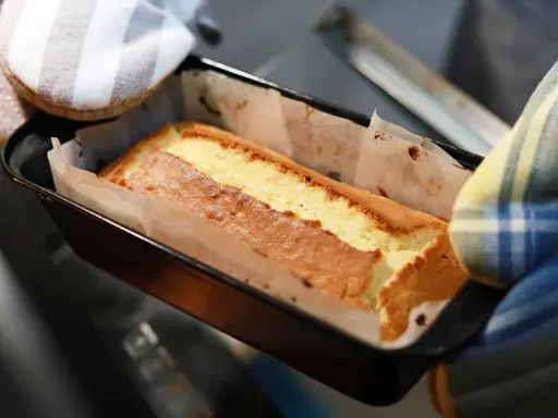 Un cake doré sort du four. On se demande si on peut congeler un layer cake pour le déguster plus tard.