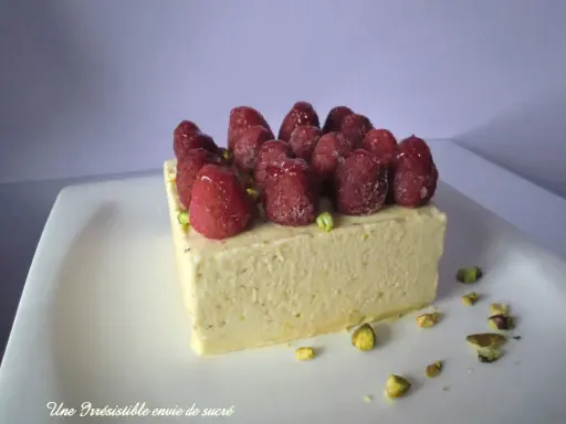 Gâteau rectangulaire pistache framboise mascarpone, garni de framboises fraîches et éclats de pistaches. Un délice !