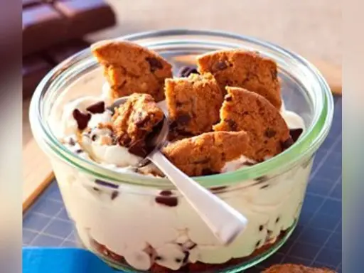 Un délice crémeux avec des morceaux de tiramisu cookies et des pépites de chocolat, servi dans un bocal en verre.