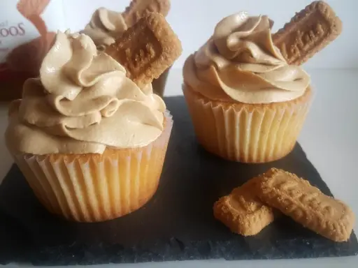 Cupcakes gourmands avec un glaçage speculoos onctueux, décorés de biscuits.