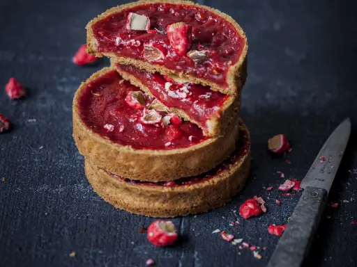 Gourmandise rouge intense : ces tartelettes garnies de fruits et de pralin, c'est quoi cette merveille ? Un délice croustillant.