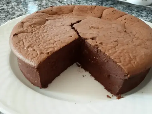 Gâteau au chocolat intense, fait maison avec 250g de mascarpone. Sa texture fondante promet un délice.
