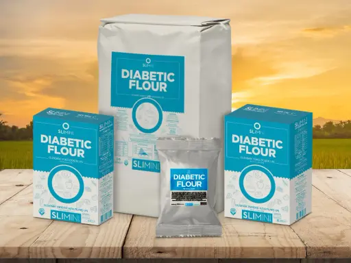Plusieurs paquets de farine "Diabetic Flour" de la marque Slimini, idéale pour ceux qui se demandent quelle est la meilleure farine pour les diabétiques.