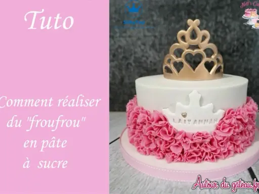 Gâteau d'anniversaire en pâte à sucre blanc orné d'une couronne dorée et d'un "froufrou" rose.