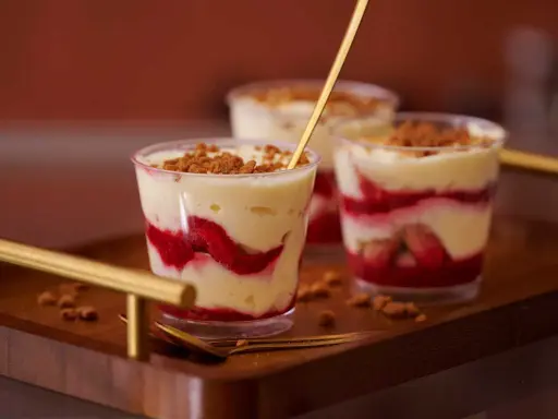 Verrines gourmandes de tiramisu framboise mascarpone, parsemées de crumble croustillant. Un délice fruité et crémeux.