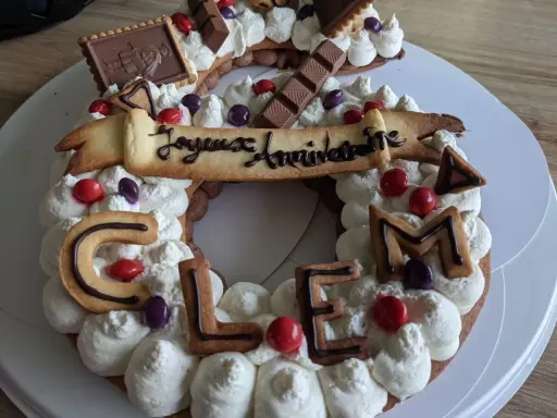 Gâteau en forme de chiffres décoré de crème, biscuits "Clem" et chocolats. Parfait pour un anniversaire !
