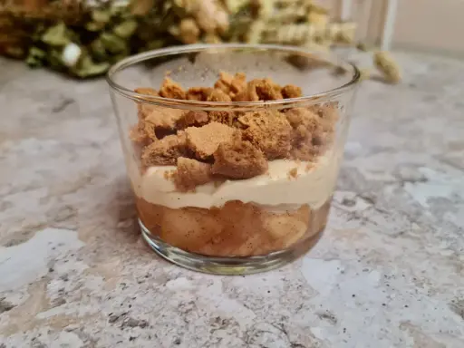 Un délicieux tiramisu pomme spéculoos en verrine, avec des couches de compote de pommes, de crème onctueuse et de biscuits émiettés.