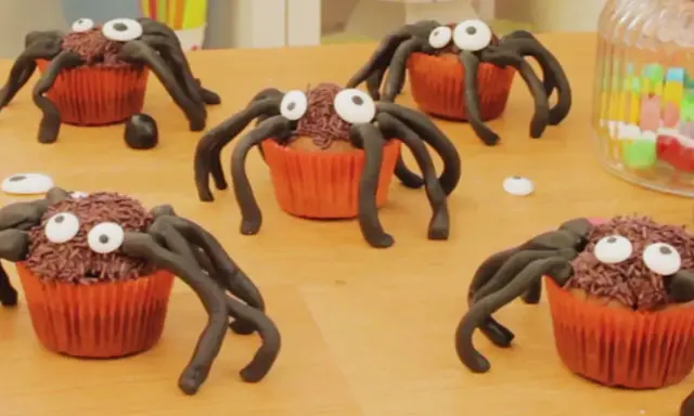 Des cupcakes d'Halloween transformés en araignées effrayantes avec des vermicelles chocolat et des yeux en sucre. Parfait pour une fête !
