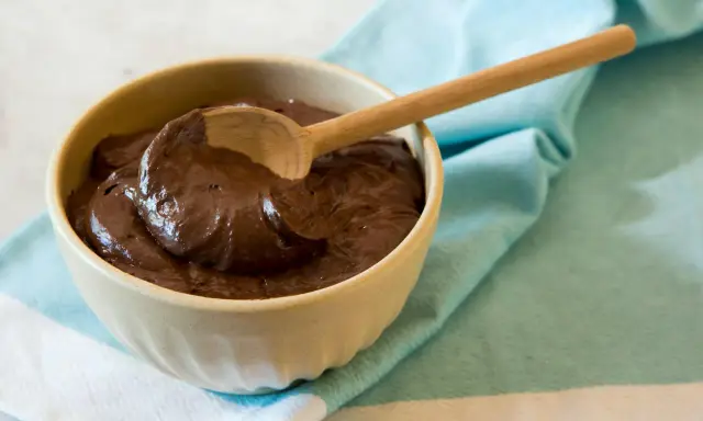 Mousse au chocolat ratée ? Pas de panique ! Cette texture dense et crémeuse peut encore être délicieuse. Que faire avec une mousse au chocolat ratée ? Transformez-la en garniture pour gâteau ou en base pour des truffes.
