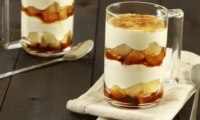 Un délicieux tiramisu poire, superposé en couches dans un verre, avec une touche caramélisée sur le dessus.