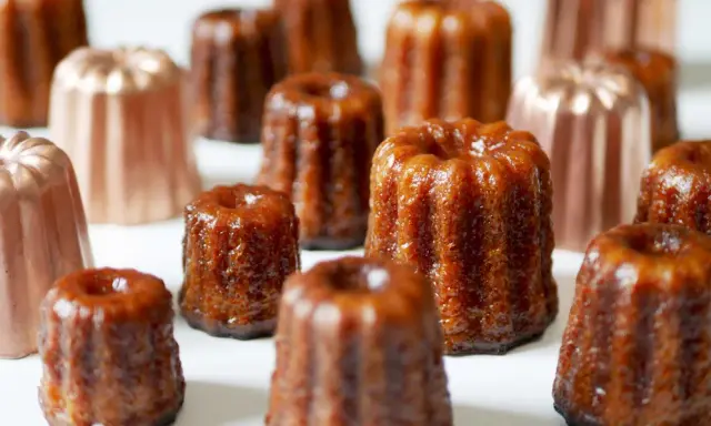 Première utilisation des moules cannelés en cuivre pour des cannelés dorés et appétissants.