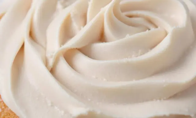 Glaçage Philadelphia sans beurre, crémeux et aérien, déposé en spirale sur un gâteau.