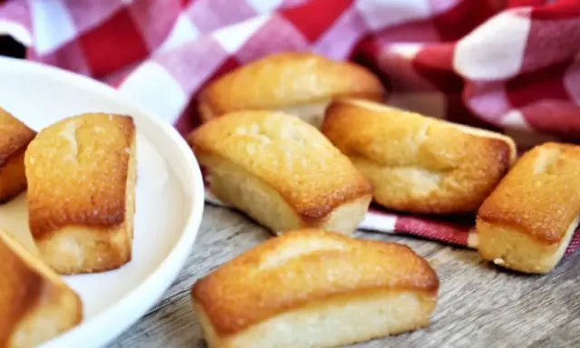 Financiers dorés sur une serviette à carreaux rouges. Parfait pour savoir que faire avec des blancs d'œufs.