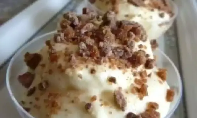 Délicieux tiramisu daim, crémeux et garni de morceaux croquants de chocolat et de caramel. Un vrai délice !
