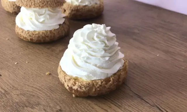 Choux garnis de chantilly mascarpone onctueuse, un délice qui rappelle le Nutella.