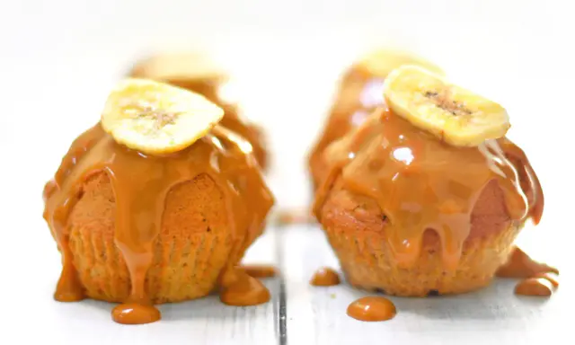 Délicieux muffin banane caramel, nappé de sauce onctueuse et garni d'une tranche de banane séchée.