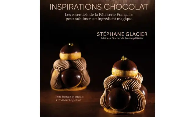 Deux magnifiques créations de pâtisserie française, inspirées par l'art de l'opera patisserie, ornées de chocolat et de dorures.