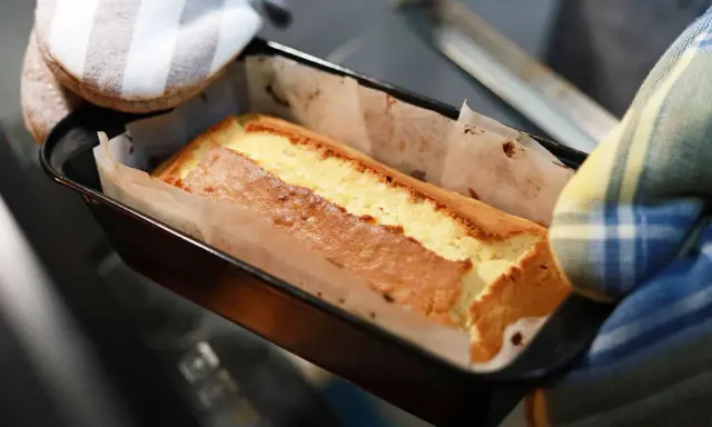 Un cake doré sort du four. On se demande si on peut congeler un layer cake pour le déguster plus tard.
