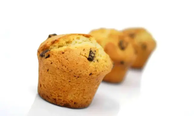 Trois muffins aux pépites de chocolat, parfaits pour une recette facile.