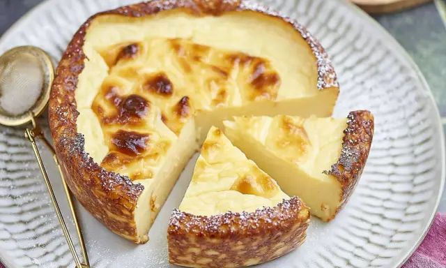 Un délicieux flan sans pâte, doré et crémeux, saupoudré de sucre glace. Parfait pour une recette facile et gourmande.