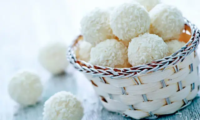 Délicieuses boules coco, parfaites pour une recette facile et rapide. Un panier rempli de ces douceurs vous attend.