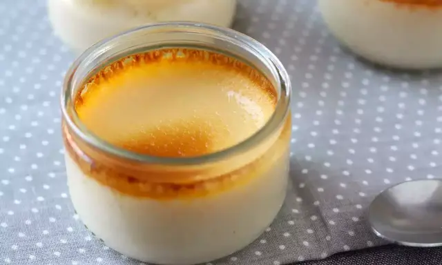 Crème aux œufs grand-mère dans des pots en verre, avec une belle croûte caramélisée. Un délice réconfortant.