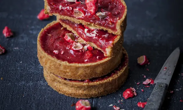 Gourmandise rouge intense : ces tartelettes garnies de fruits et de pralin, c'est quoi cette merveille ? Un délice croustillant.