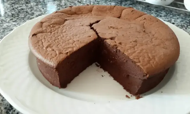 Gâteau au chocolat intense, fait maison avec 250g de mascarpone. Sa texture fondante promet un délice.