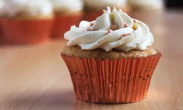Un cupcake orné d'une ganache montée au chocolat blanc, prêt à être dégusté. Une recette simple pour un dessert gourmand.