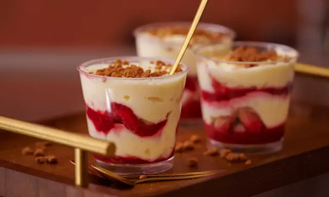 Verrines gourmandes de tiramisu framboise mascarpone, parsemées de crumble croustillant. Un délice fruité et crémeux.