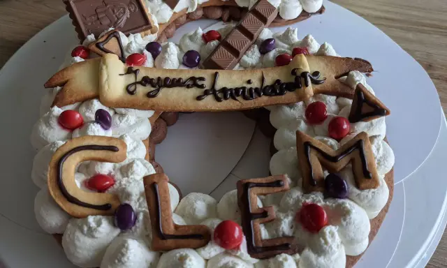 Gâteau en forme de chiffres décoré de crème, biscuits "Clem" et chocolats. Parfait pour un anniversaire !