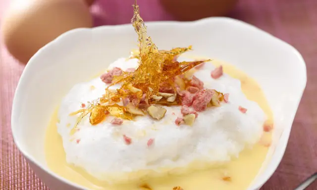 Île flottante aérienne, une recette avec beaucoup d'œufs, garnie de caramel croquant et d'éclats roses.