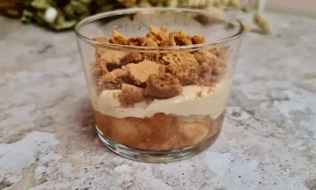Un délicieux tiramisu pomme spéculoos en verrine, avec des couches de compote de pommes, de crème onctueuse et de biscuits émiettés.