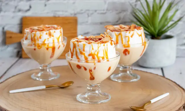 Comment faire une île flottante : trois desserts aériens à la meringue, nappés de caramel et d'amandes effilées, servis dans des coupes.
