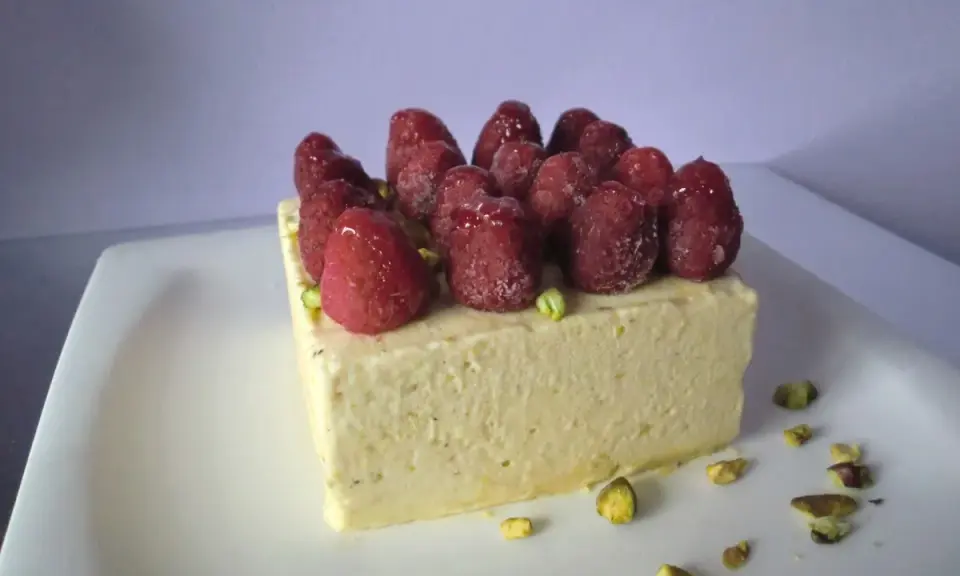 Gâteau rectangulaire pistache framboise mascarpone, garni de framboises fraîches et éclats de pistaches. Un délice !