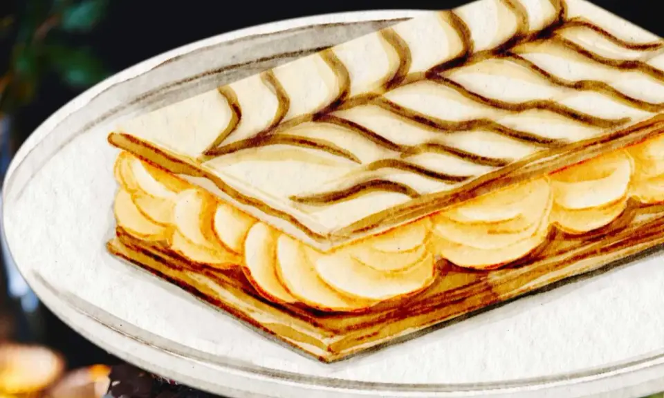 Un délicieux gâteau sec français traditionnel, un mille-feuille aux couches croustillantes et à la crème onctueuse, décoré de volutes de chocolat.