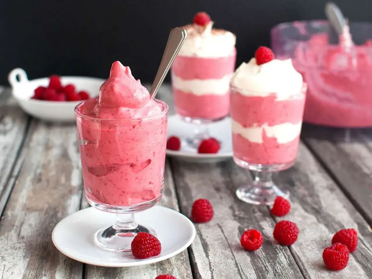 Mousse rose aérienne aux framboises, une idée pour que faire avec des blancs d'œufs. Délicieux et léger !