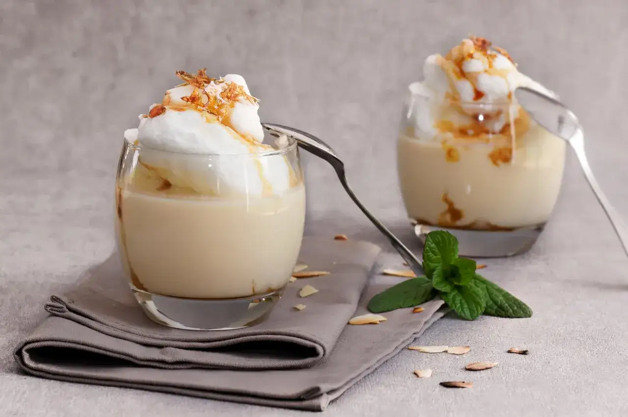Deux îles flottantes gourmandes, meringue aérienne sur crème anglaise, nappées de caramel et parsemées d'amandes effilées. Un délice pour savoir comment faire une île flottante.