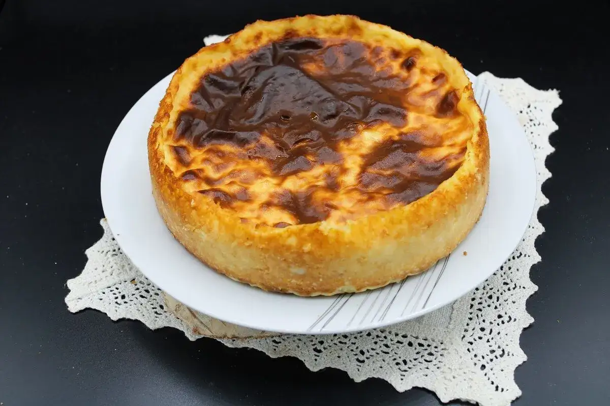Un délicieux flan sans pâte, doré et crémeux, prêt à être dégusté. Une recette facile pour un dessert gourmand.