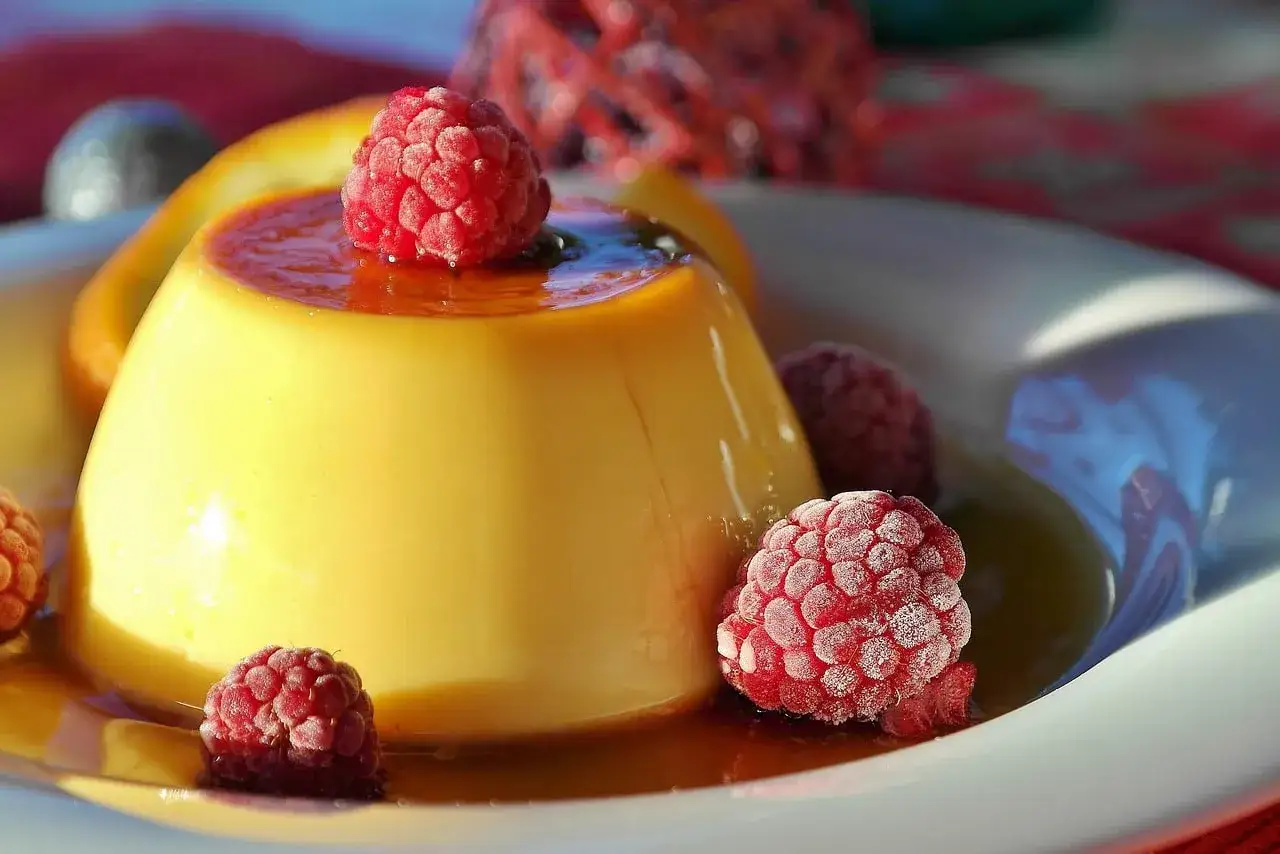 Un délicieux oeufs au lait onctueux, nappé de caramel et garni de framboises givrées.