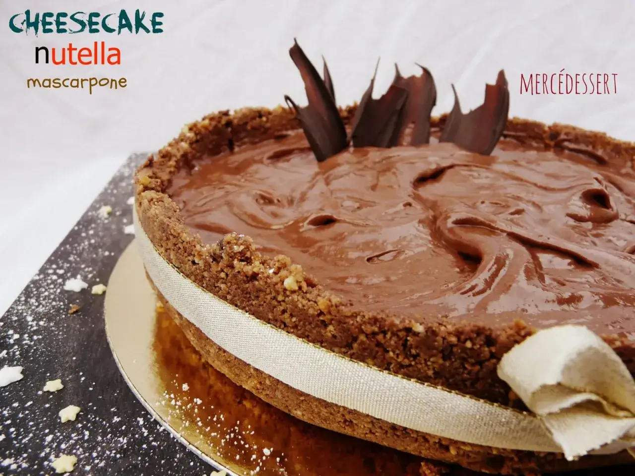 Cheesecake au nutella et mascarpone, garni de copeaux de chocolat. Une gourmandise onctueuse.